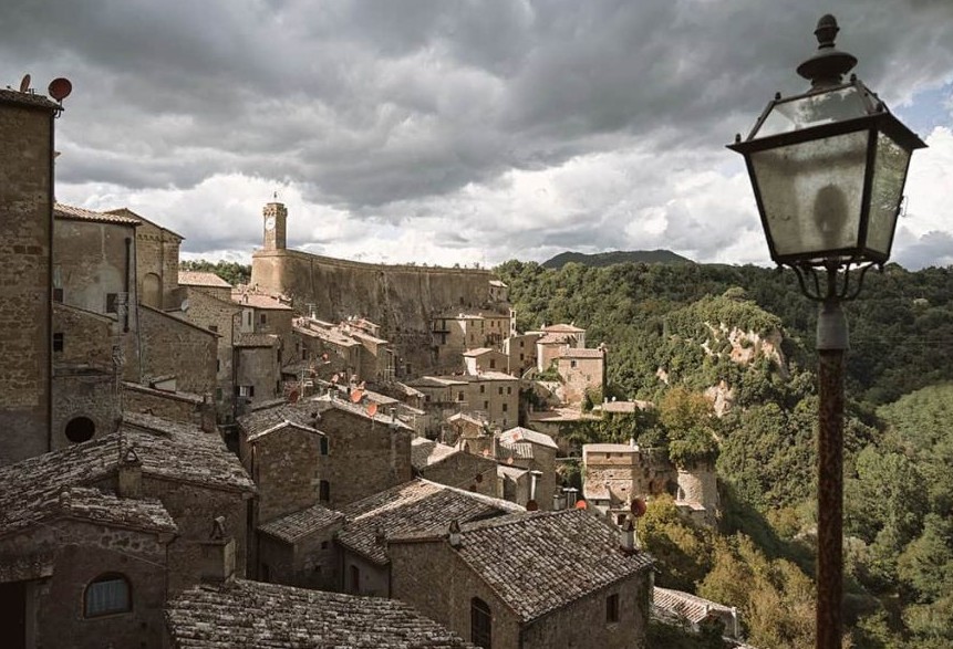 LA MASCHERA DI PIETRA. Un racconto in puntate  di Vania Fereshetian
